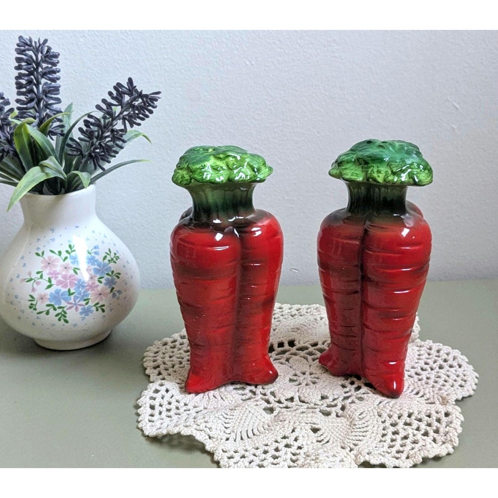 Vintage Japan Carrot Salt Pepper Shakers Ceramic Kitsch Vegetable Kitchen